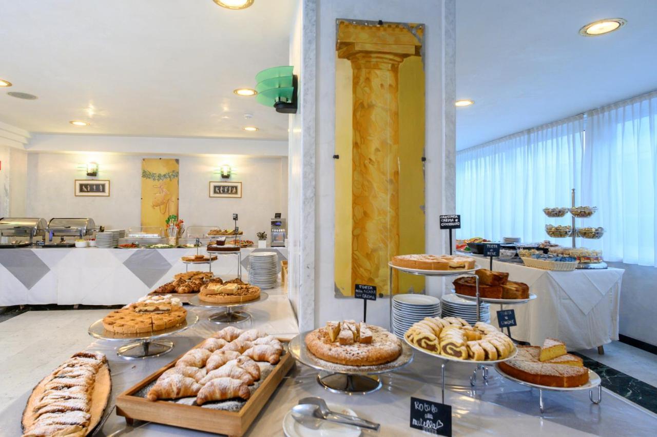 Atilius Hotel & Suites Riccione Exteriör bild