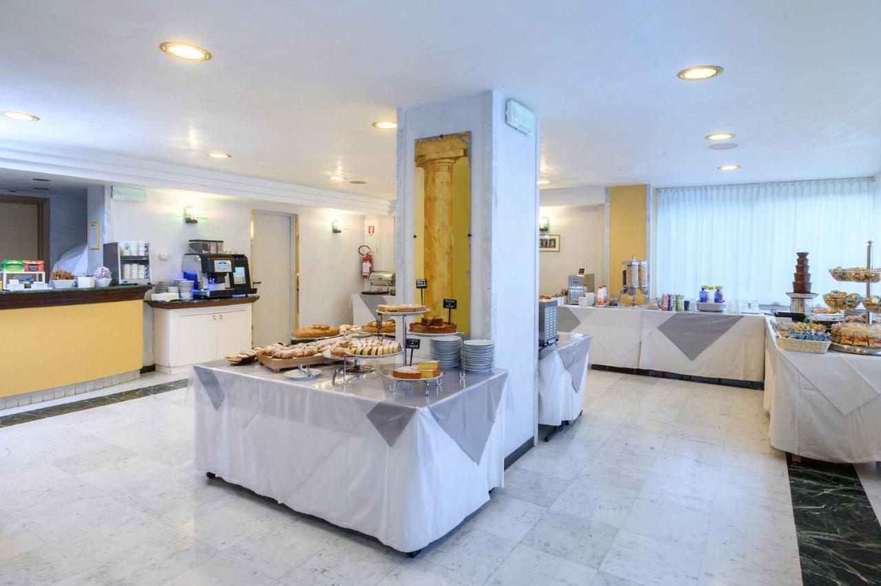 Atilius Hotel & Suites Riccione Exteriör bild