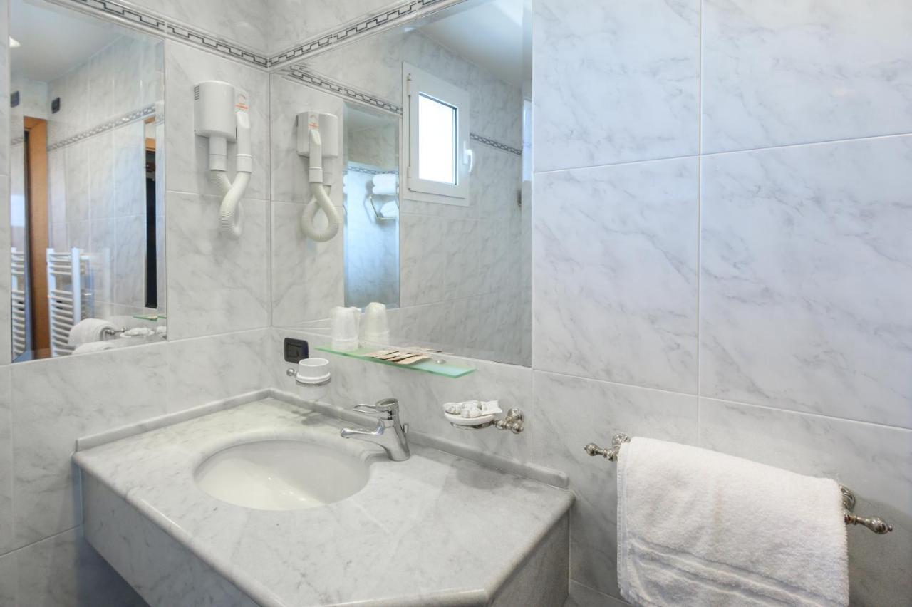 Atilius Hotel & Suites Riccione Exteriör bild