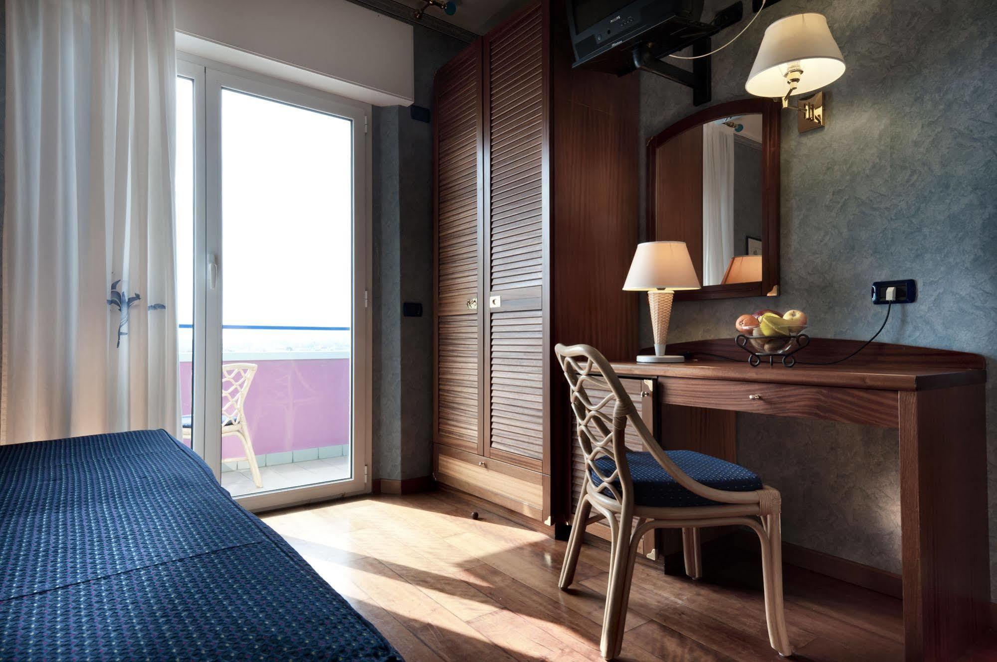 Atilius Hotel & Suites Riccione Exteriör bild