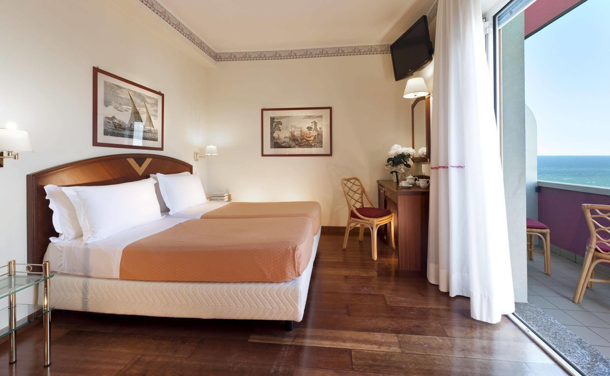 Atilius Hotel & Suites Riccione Exteriör bild